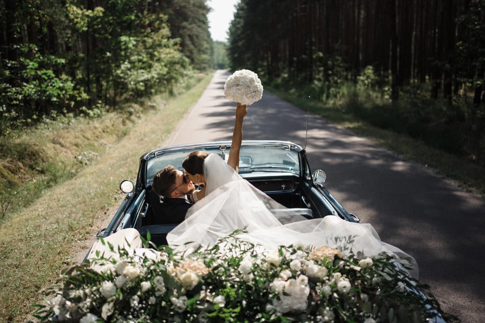 Sesja ślubna z bukietem ślubnym w mustangu z rustykalną dekoracją