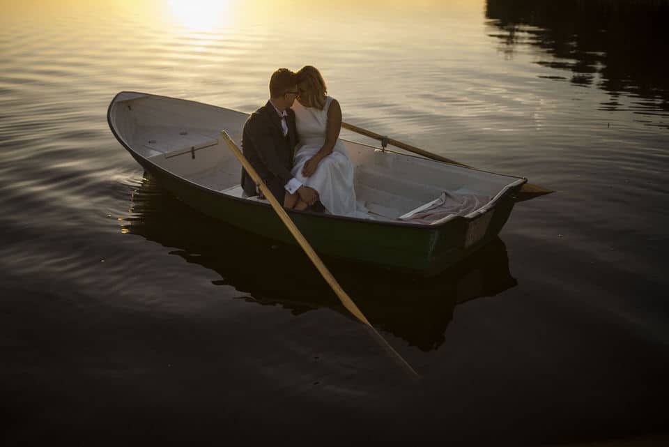 Para Młoda w łódce o zachodzie słońca