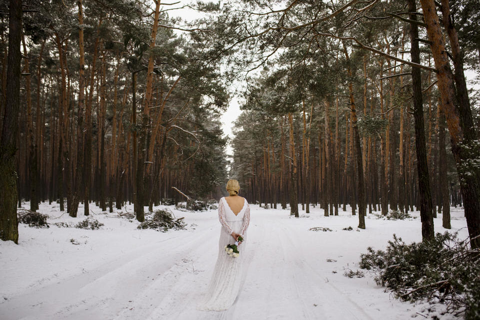 Panna Młoda w lesie - zimowa sesja ślubna