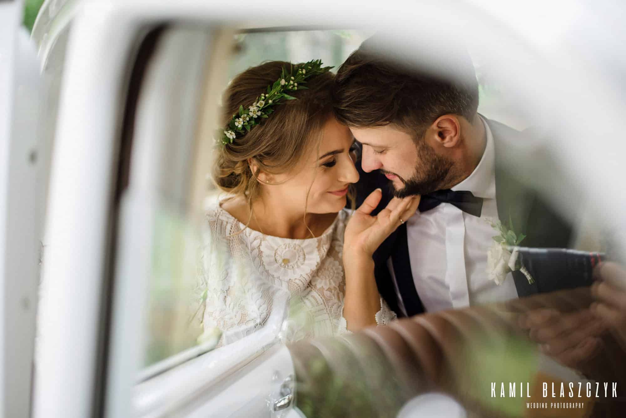 Marzena i Paweł podczas sesji w samochodzie, przed ceremonią zaślubin