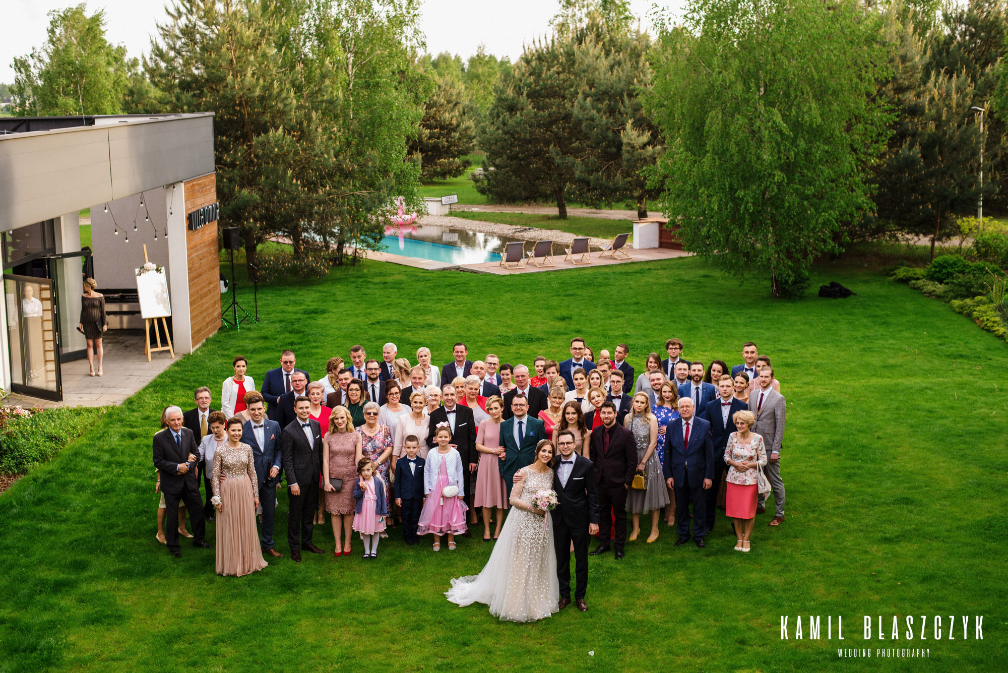 Zdjęcie grupowe w Villi Omnia na weselu Asi i Piotrka