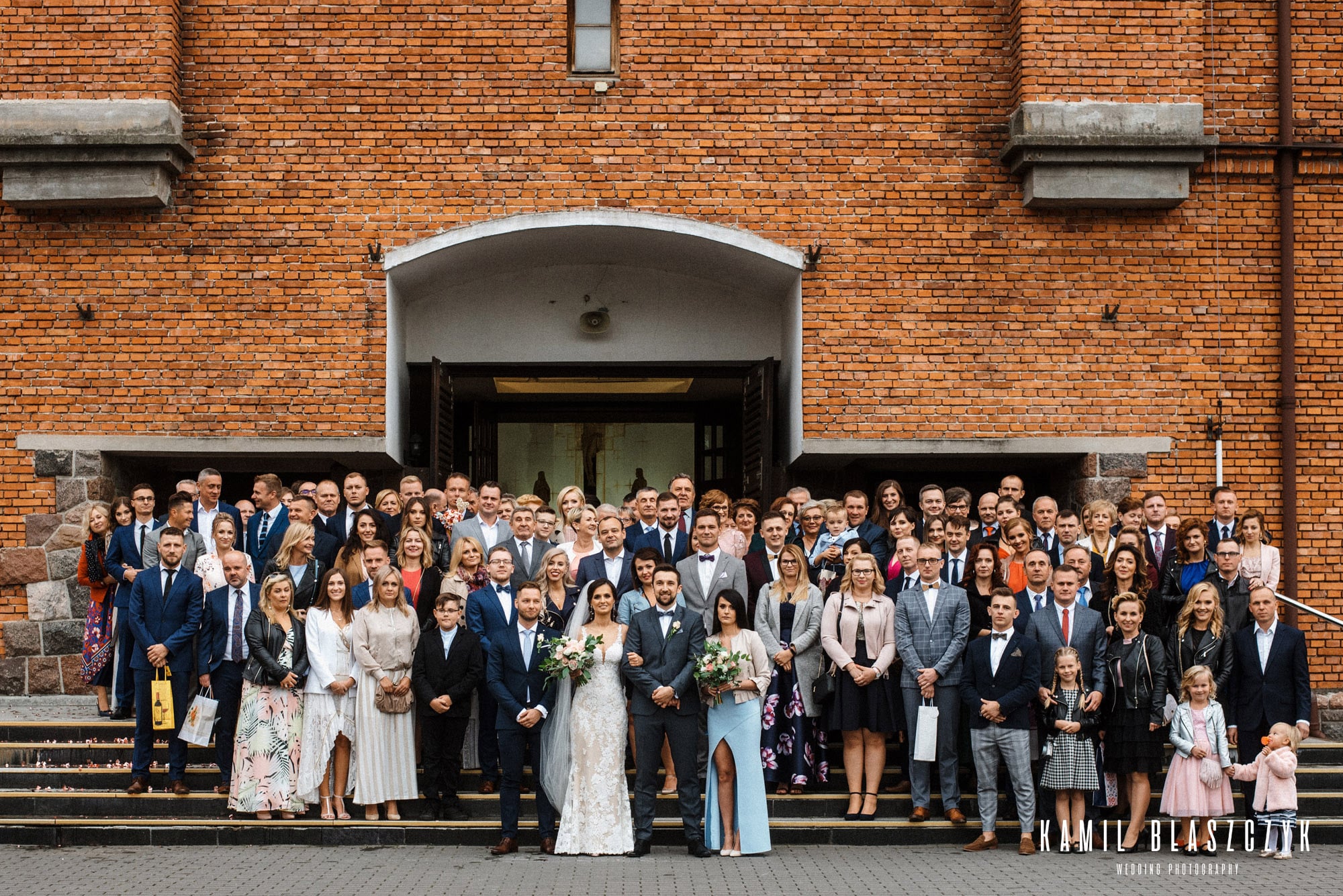 Zdjęcie grupowe na ślubie po ceremonii Konrada i Darii