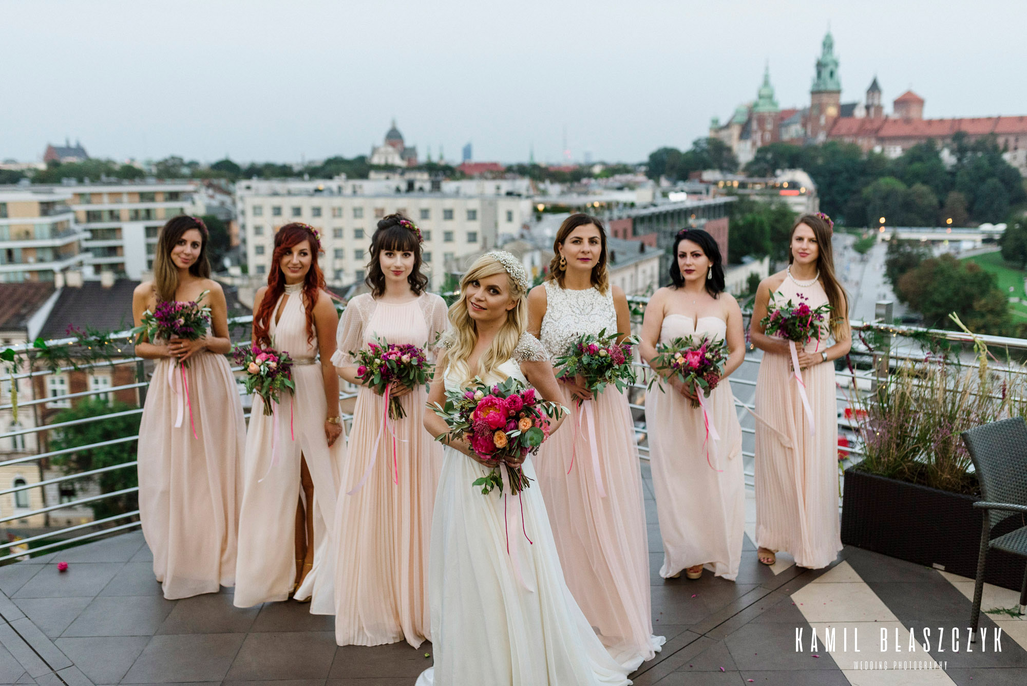 Zdjęcie grupowe na weselu w w Krakowie z widokiem na Wawel