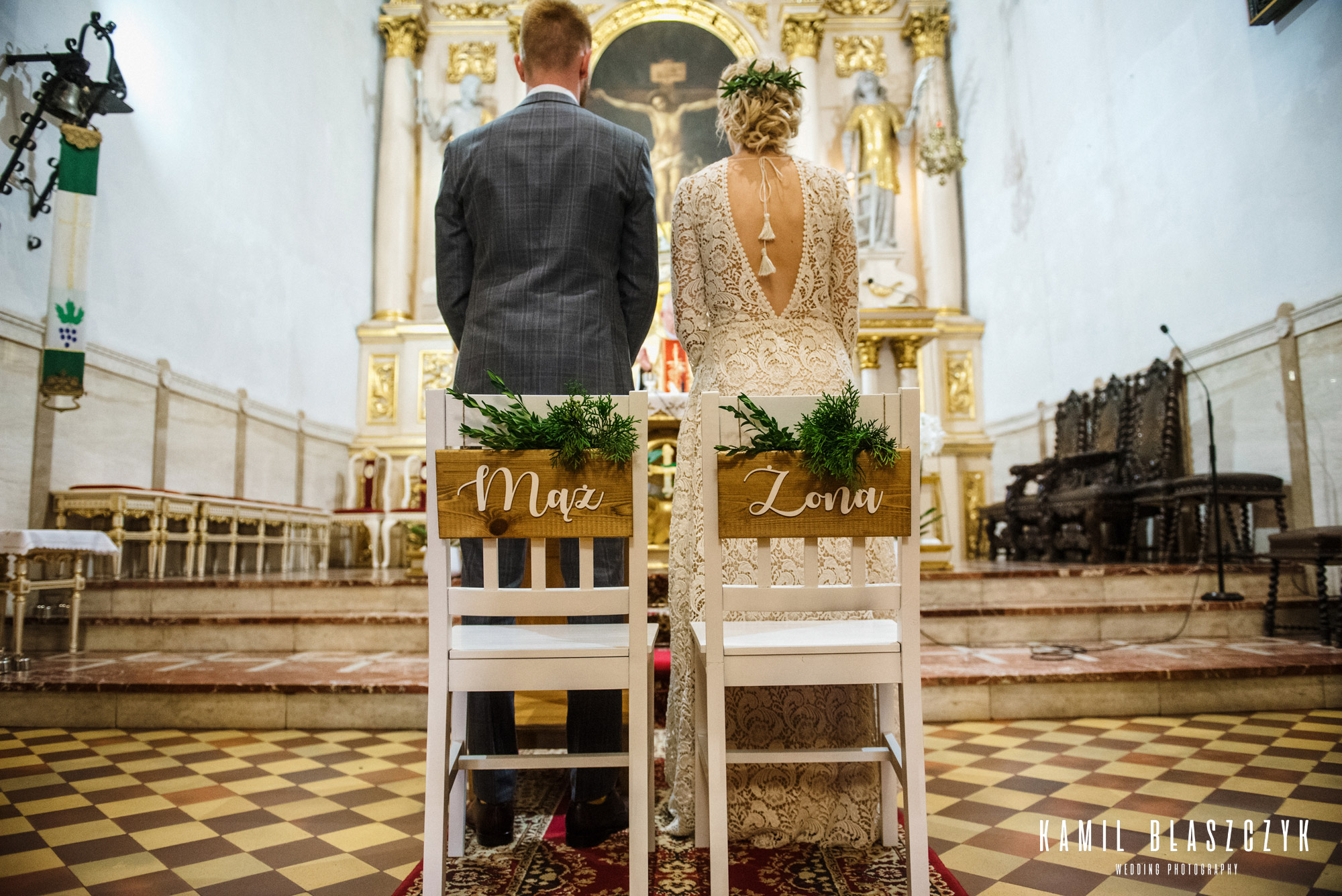 UStawienie krzeseł w kościele, tabliczki na krzesełka, mąż i żona