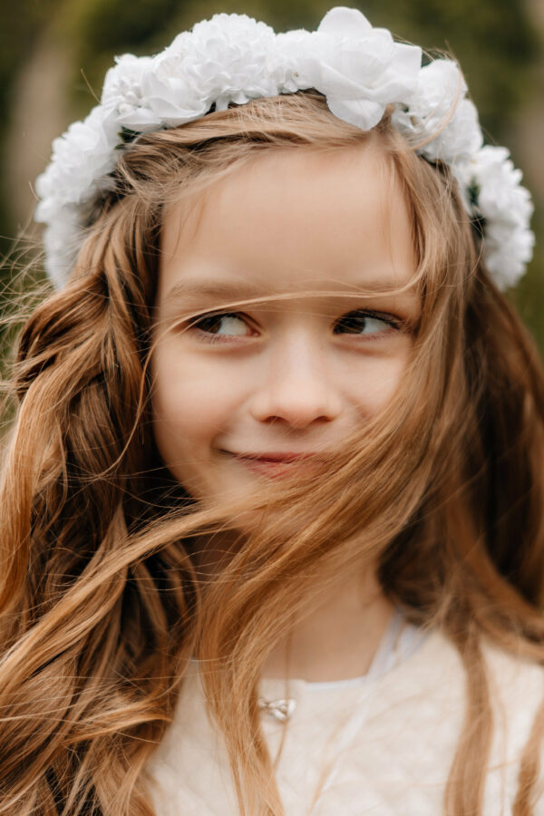 Fotograf na komunię Łódź — portret dziewczynki w sukience komunijnej, naturalne światło w plenerze